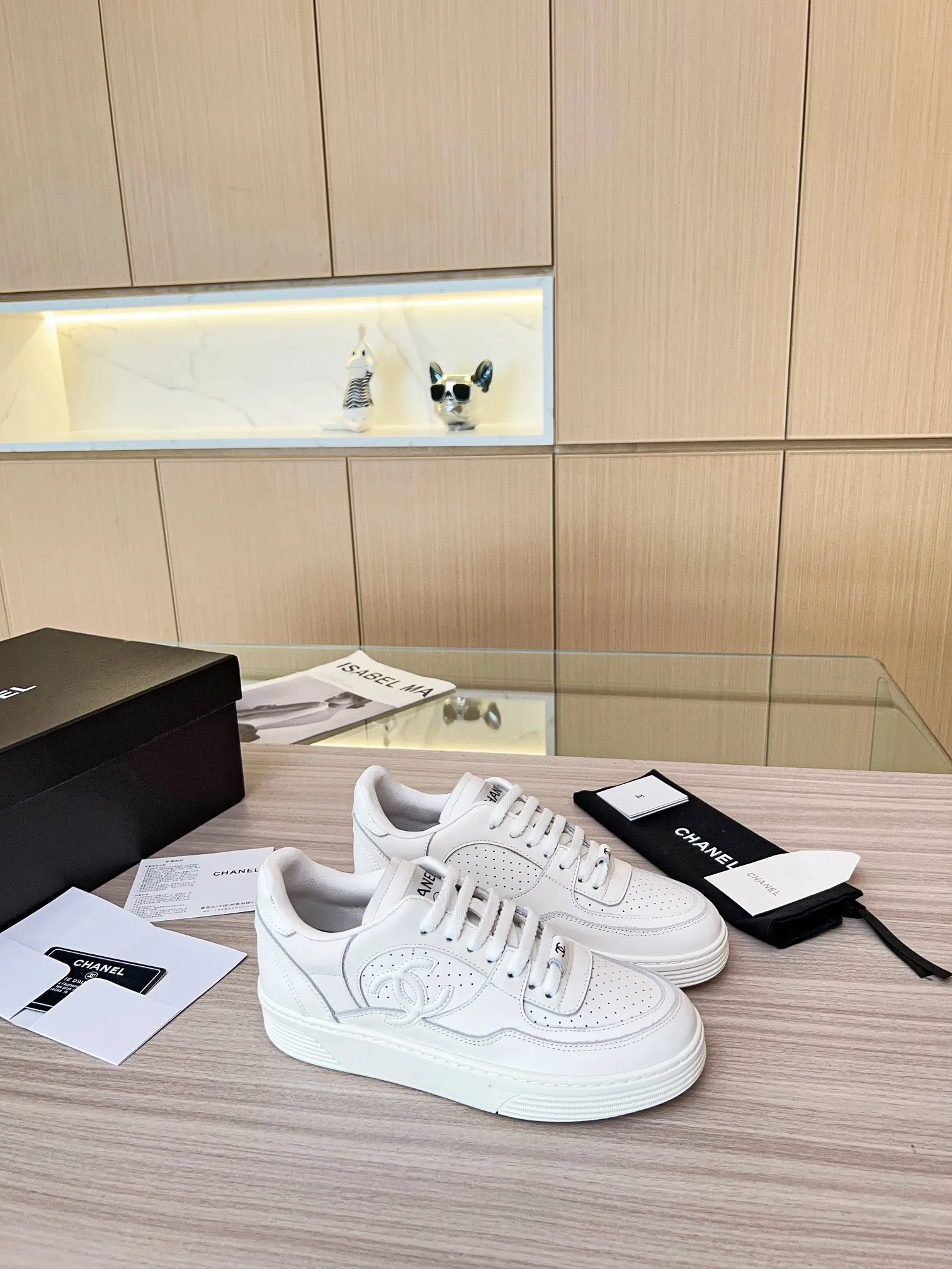👟👟Ex-factory price 520👟👟 Chanel Grandma's latest model, full leather, panda color, white shoes, casual sports shoes, skateboard shoes, original purchase and development, production, Xiaoxiang C Home, another super hot model in the counter, loved by Internet celebrity bloggers and ladies, various praises on social platforms, super popular, high quality, breathable, super spring and summer, seeing this issue always arouses girls' inner desire for fashion. The latest suede material, classic black and white color scheme, fashionable on the feet, easy to care for. Fabric: Original custom imported cowhide material. Lining: Customized soft sheepskin lining. Sole: Original molded TPU non-slip outsole. Bottom thickness: 2.5CM. Size: Women's 35-40.